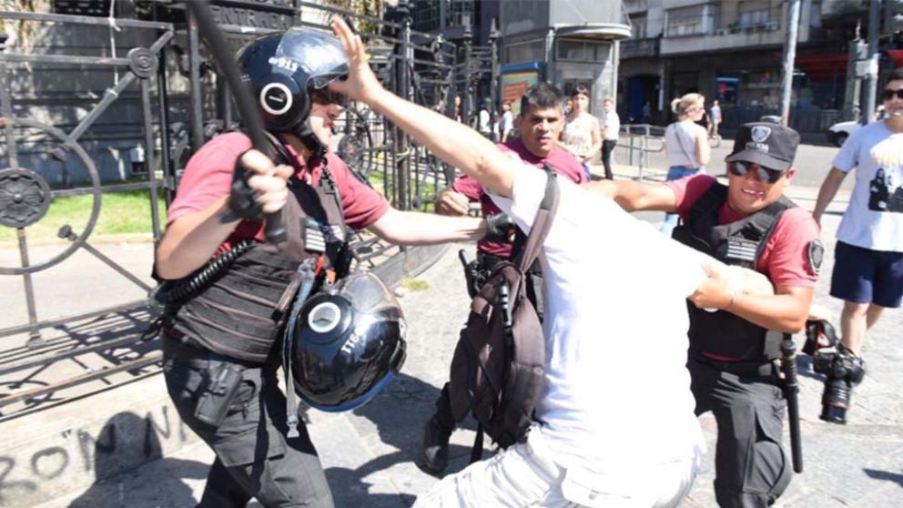 Así detenían a Bernadino Ávila. (Gentileza @andiconde)