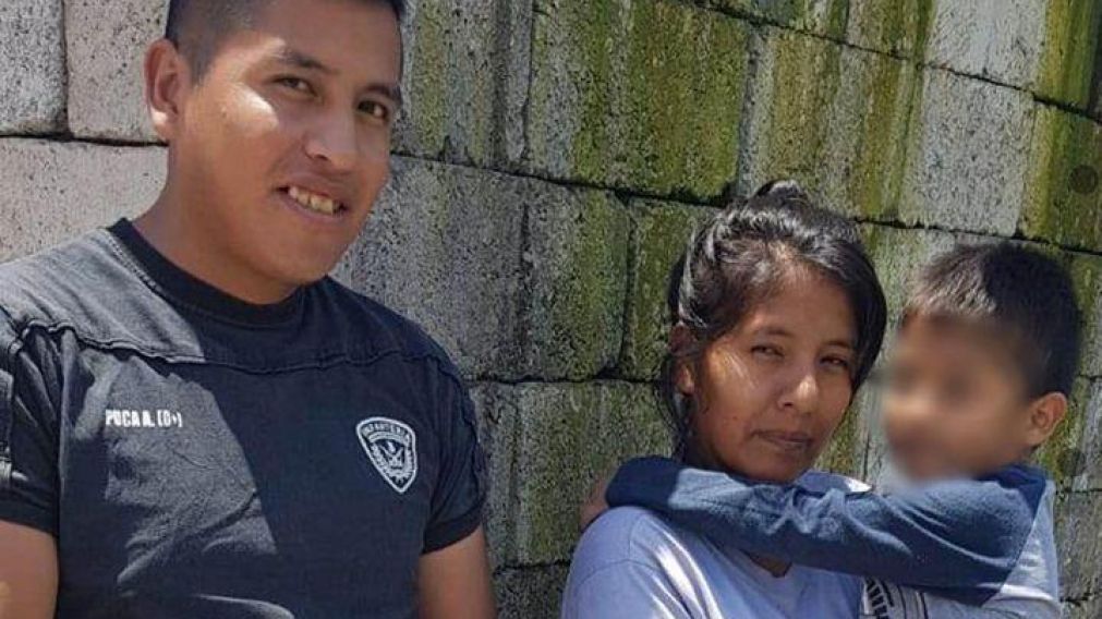 Uno de los policías "héroes" y el niño salvado. (Gentileza El Tribuno).