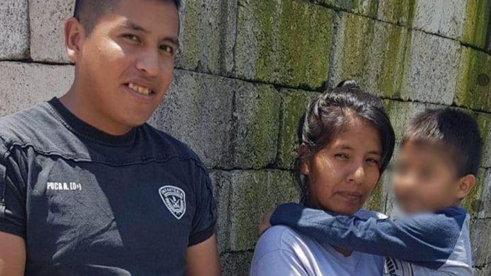 Uno de los policías "héroes" y el niño salvado. (Gentileza El Tribuno).