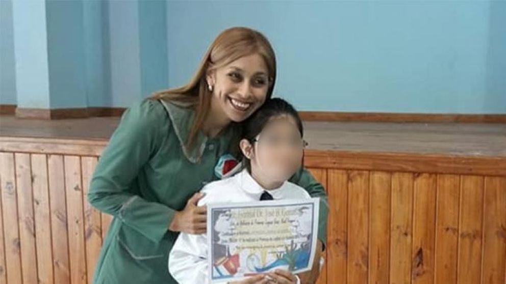 Alejandra sufrió heridas punzocortantes en su oreja.