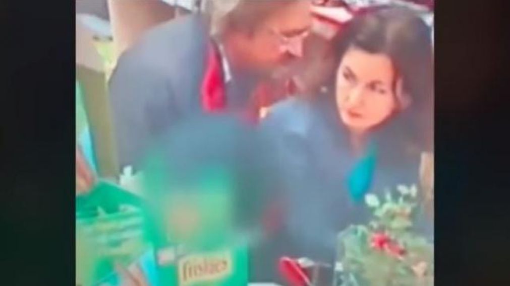 Tuvieron sexo en la góndola de comida para mascotas y acabaron filmados