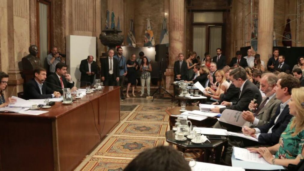 Jornada caliente en la Bicameral.