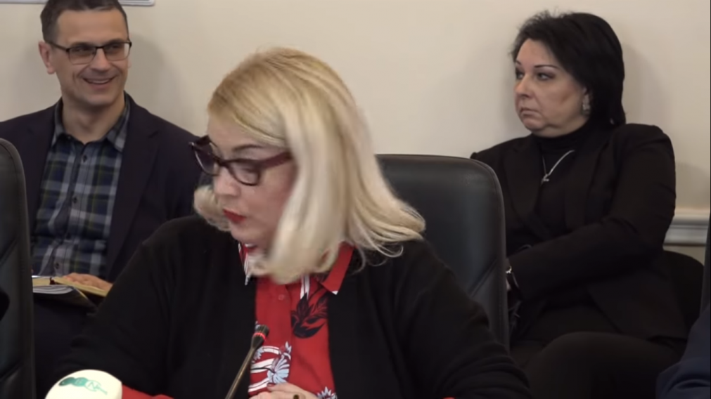Alto funcionario abrió video porno por error y acabó huyendo de presentación