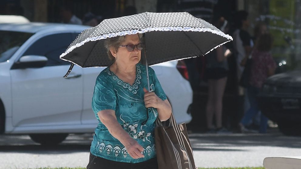 La gente usa paraguas, como uno de los recursos para conseguir sombra. (Rubén Paredes-Diario Crónica)