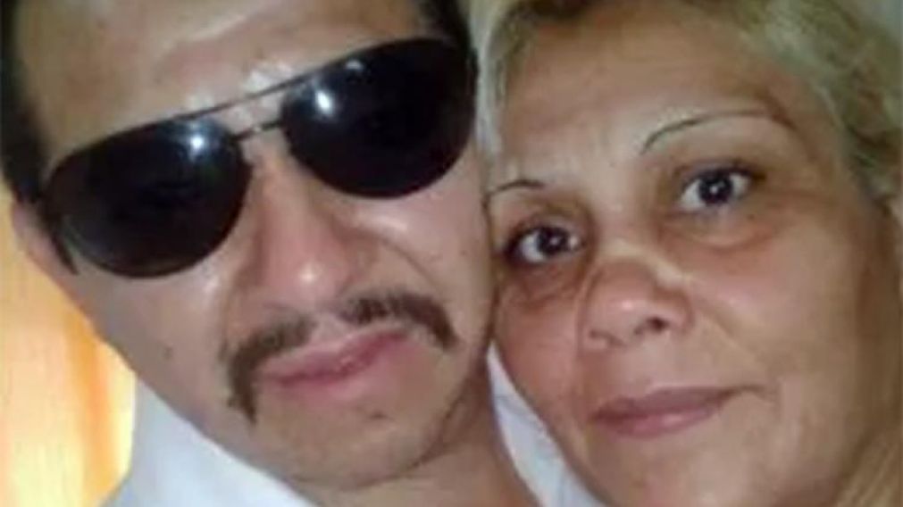 El detenido, junto con la víctima fatal.