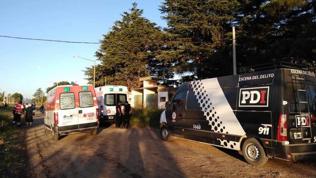 Policías y paramédicos en el lugar donde se ahogó el menor. (Gentileza El Litoral)