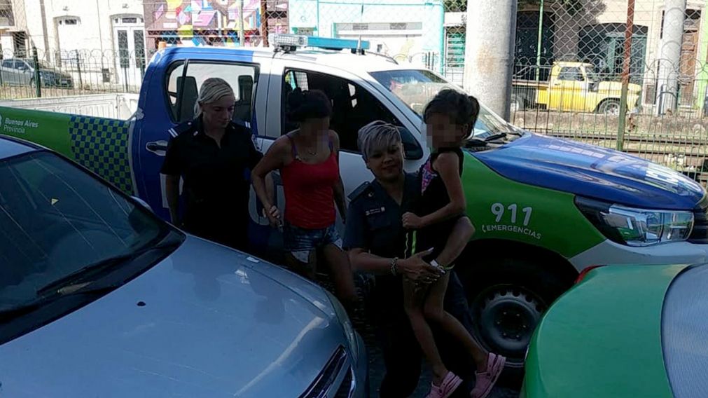 La mujer y su hija tras ser liberadas.