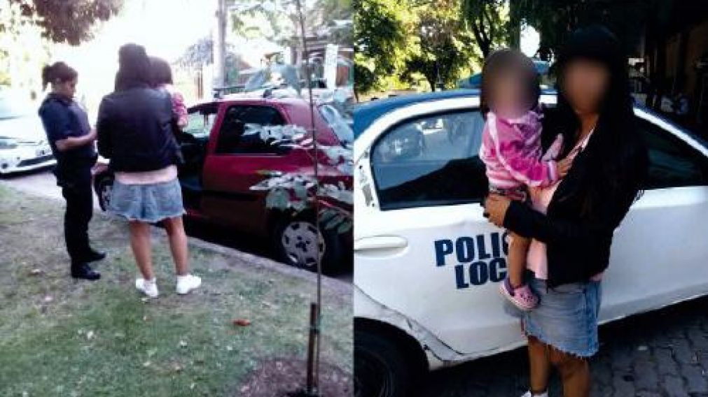 La mujer con su pequeña en brazos.