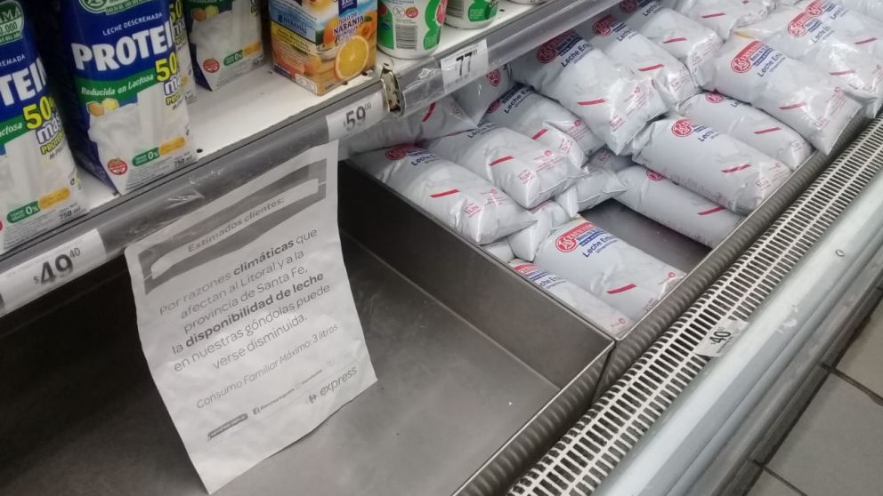 Una góndola vacía, con aviso del supermercado.