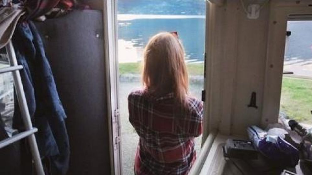 La mujer pensó que su marido le fue infiel y arruinó su vehículo.