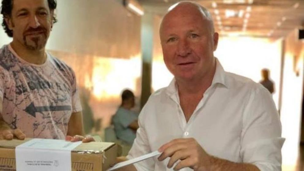 El candidato macrista no pudo en la interna con el radical.