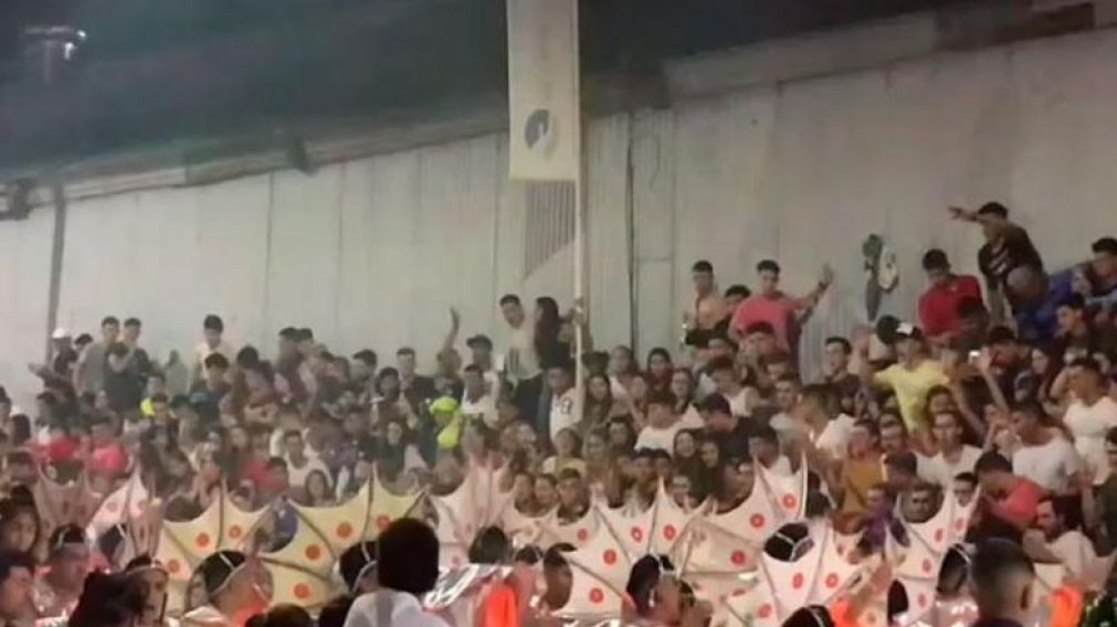 La tribuna cedió cuando el público comenzó a saltar. (Captura de video)