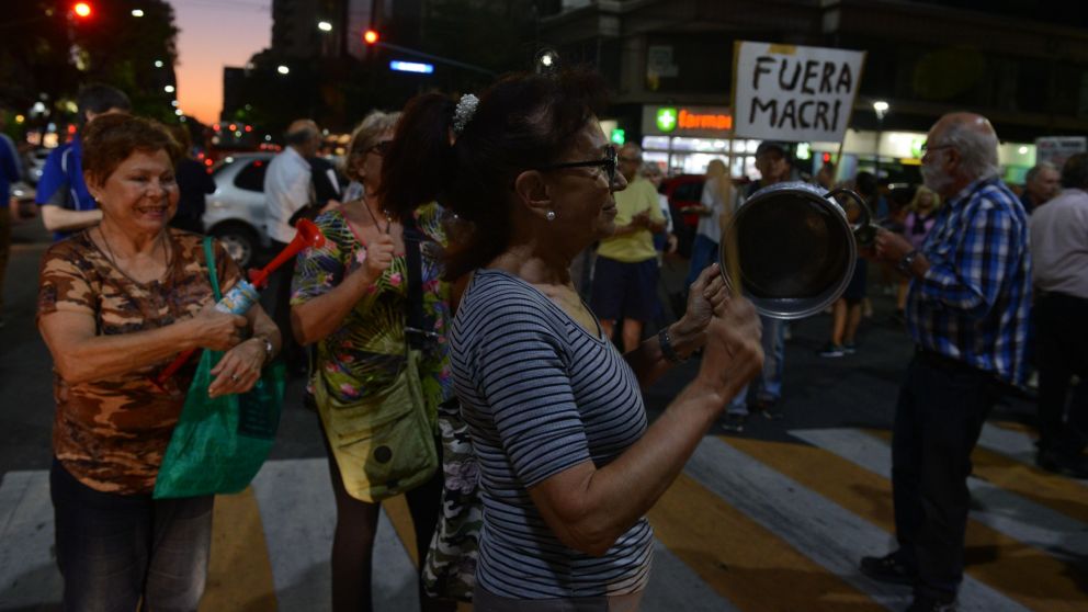 Una vez más vecinos porteños y de todo el país protestaron contra los aumentos. (Hernan Nersesian/Diario Crónica)