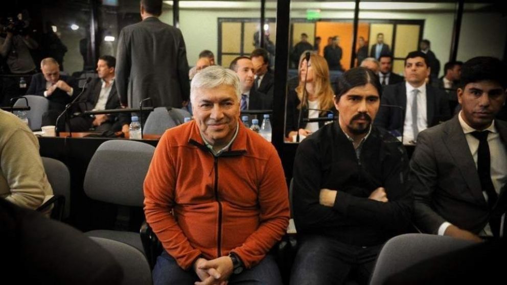 Tanto Lázaro Báez como su hijo, se sienten "espiados" y lo denunciaron.