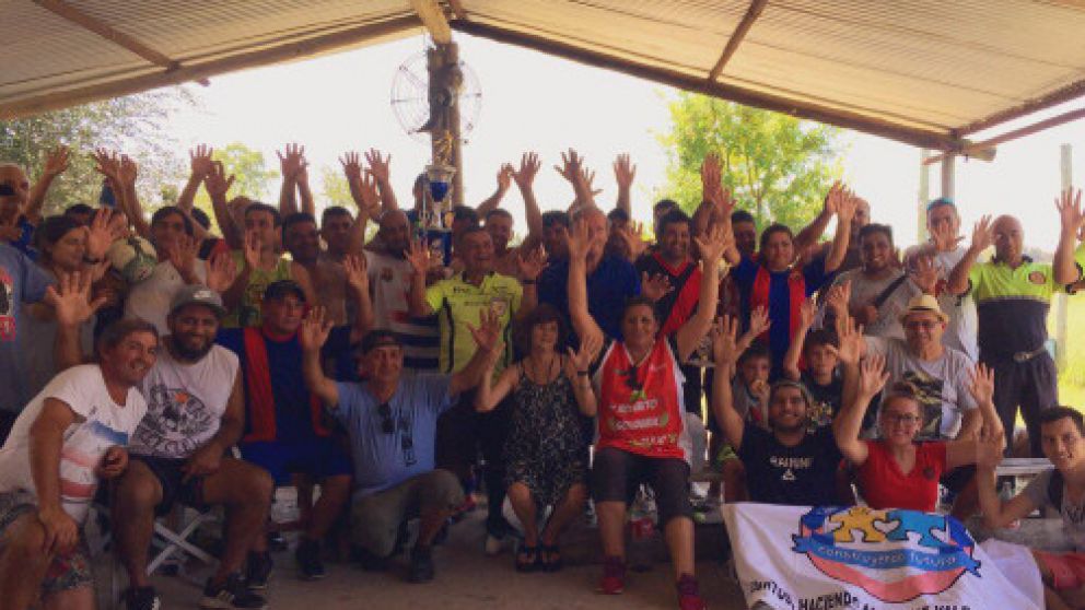 Les sobra corazón, la gente del barrio llevó a cabo el domingo un evento deportivo.