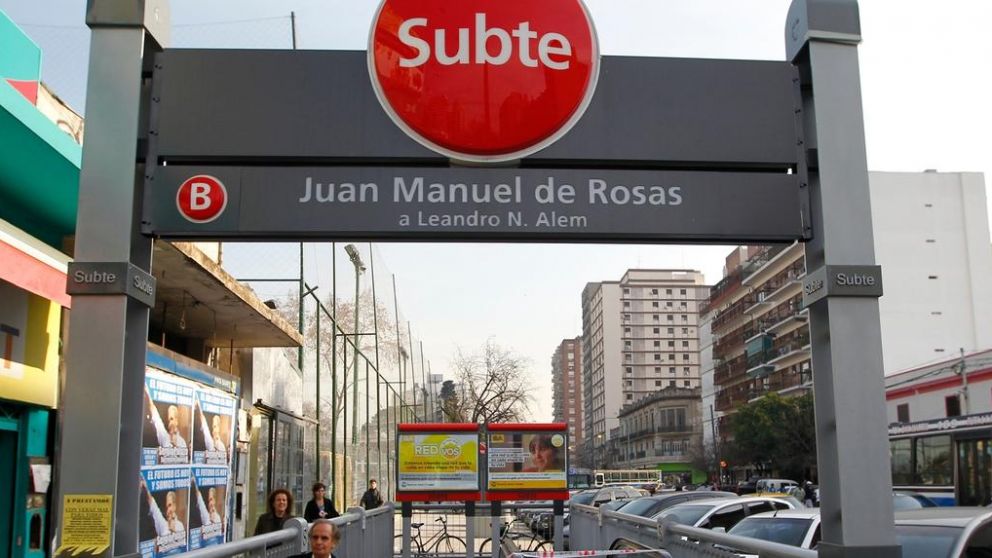 Niegan reintegrar boleto en estación de subte sin escalera mecánica
