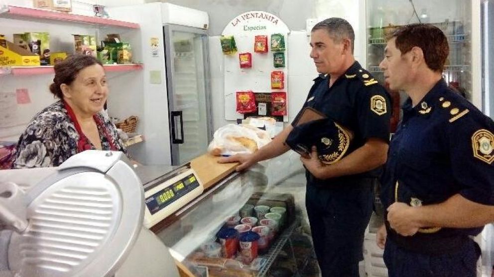 Uniformados visitando a los comerciantes.