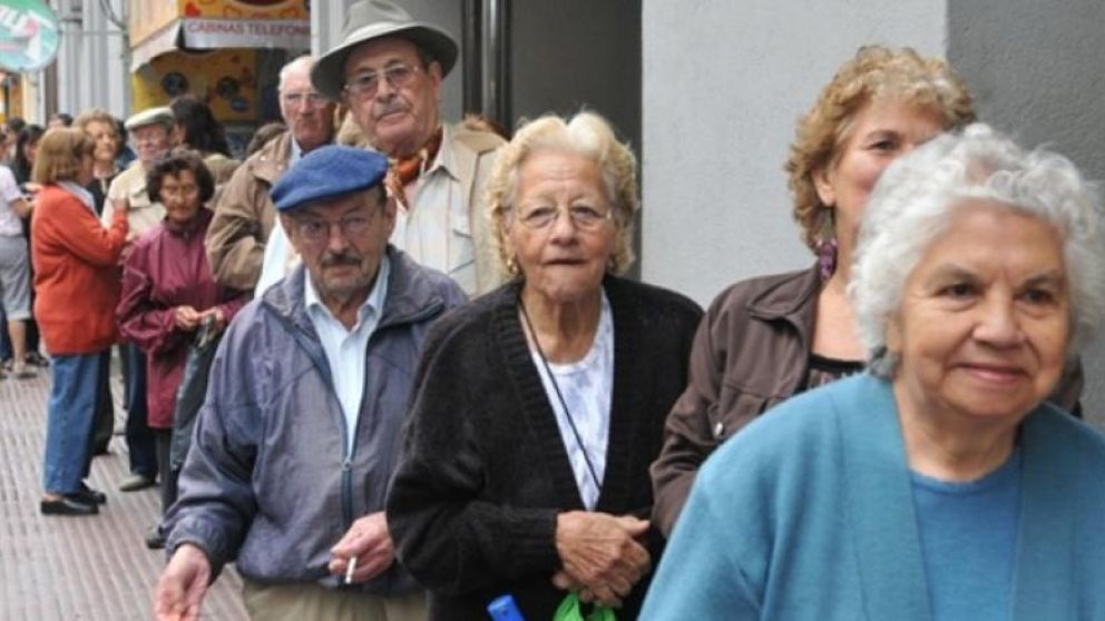 Los jubilados recibirán dos incrementos de sus haberes: uno en marzo y otra en junio.