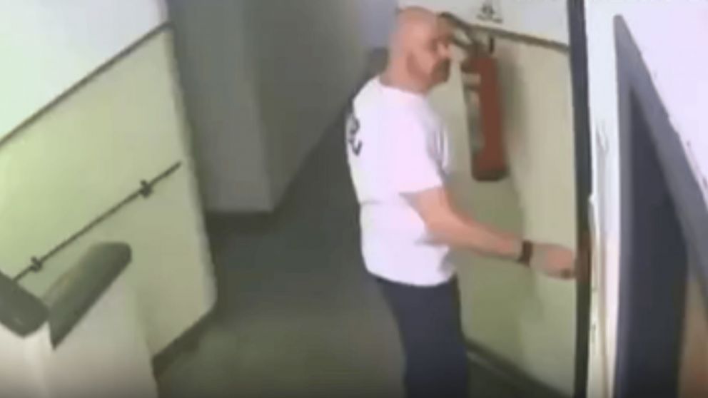 El momento en el que se ve a Alejandro Ainsworth salir del hotel.