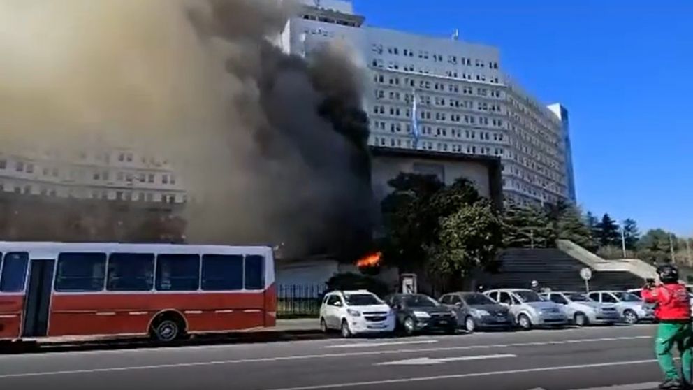 Se incendió el polígono de tiro del principal edificio de la Armada Argentina (Captura de video).