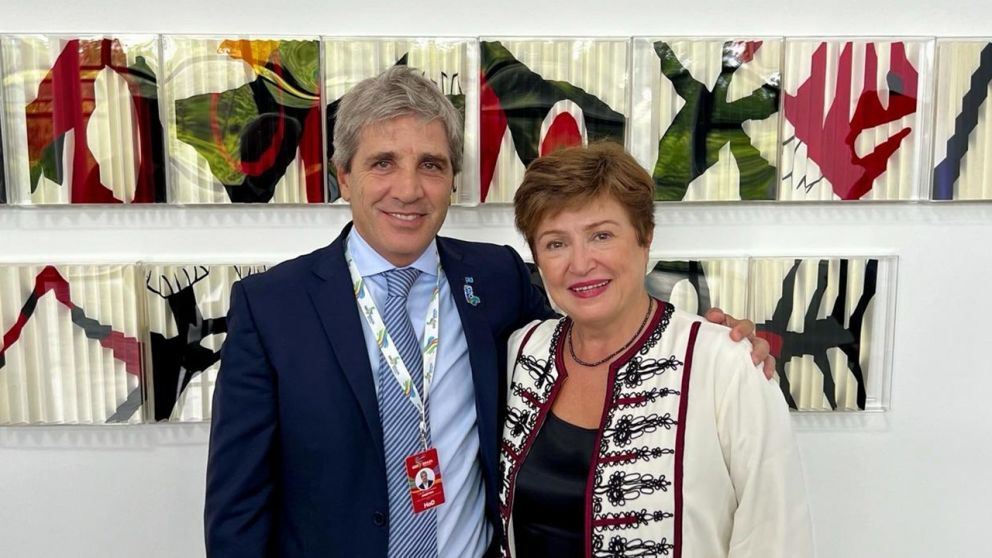 La directora gerente del FMI, Kristalina Georgieva, y el ministro de Economía, Luis Caputo (Archivo).