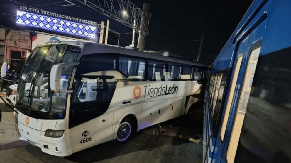 Se investigan las causas del siniestro entre el colectivo y el tren (X).