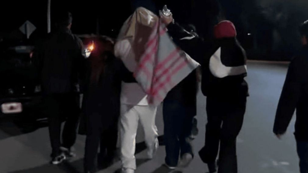 Llegó al Aeropuerto de Ezeiza el primer vuelo con los argentinos que fueron deportados desde los Estados Unidos (Imagen TN).