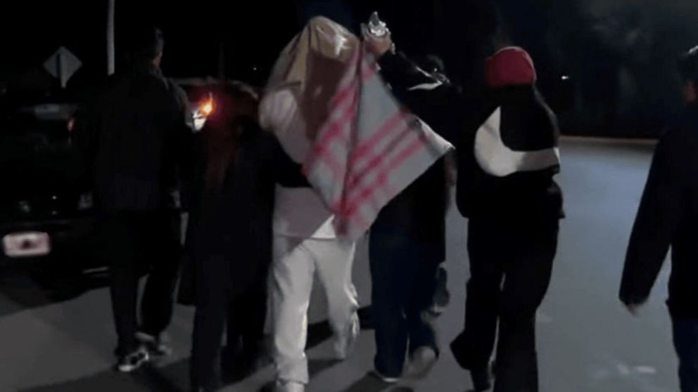 Llegó al Aeropuerto de Ezeiza el primer vuelo con los argentinos que fueron deportados desde los Estados Unidos (Imagen TN).