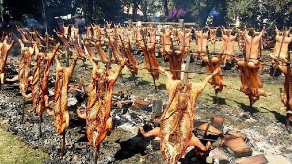 Escapada parrillera: el pueblito bonaerense que celebra la "Fiesta del Lechón de Campo" y tiene una conexión literaria.