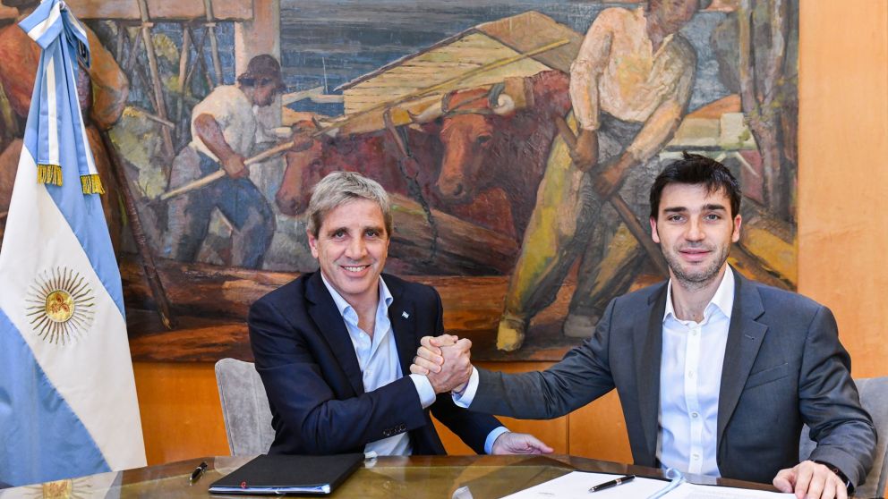 Luis Caputo recibió en su despacho del Ministerio de Economía al gobernador de Chubut, Ignacio Torres.