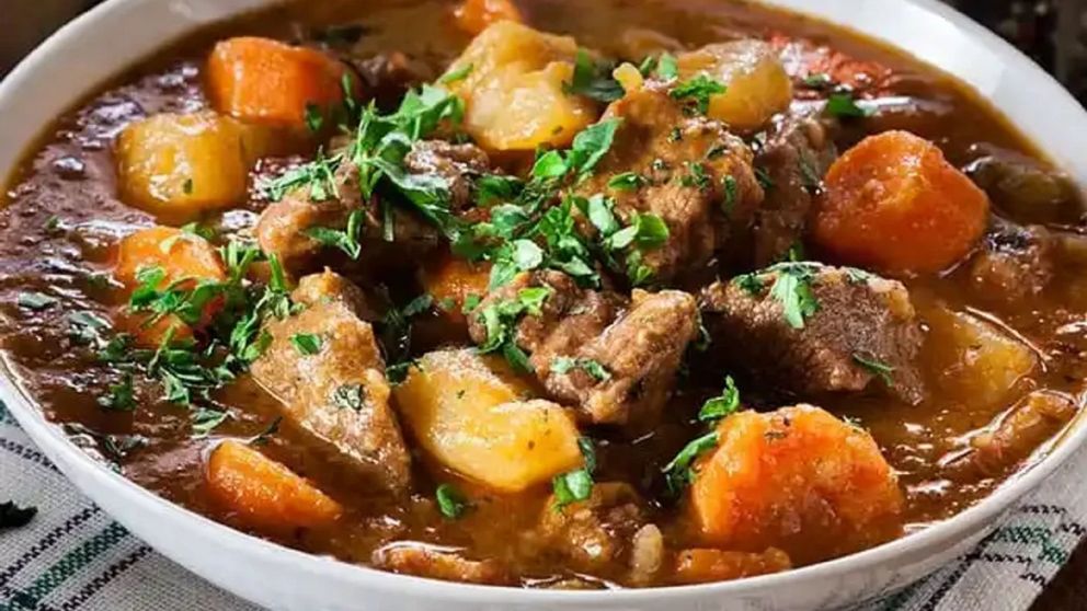 El pueblo bonaerense que cada año se transforma en escenario de la gran Fiesta del Guiso, un encuentro que atrae a visitantes de toda la región.