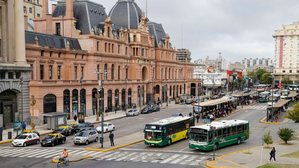 Una línea de colectivos que circula por Constitución cambia de recorrido y suma ramales.