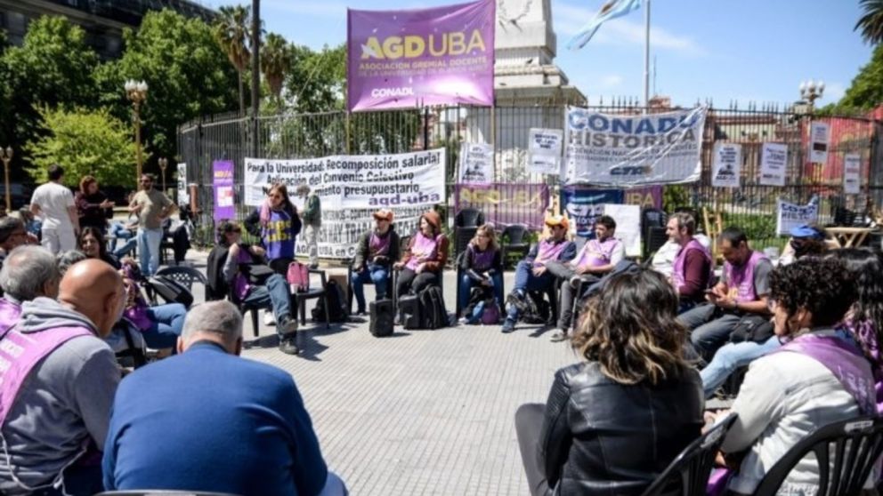 la jornada incluye charlas magistrales, stands de divulgaci�n, feria de ciencias e intervenciones art�sticas.