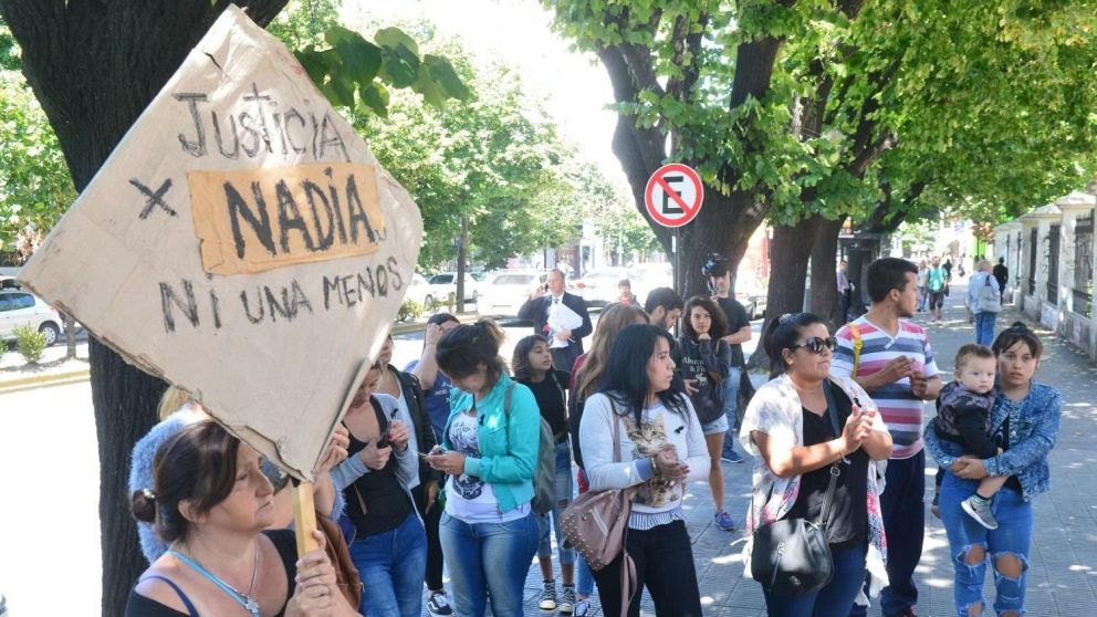 Los familiares reclamaron por el esclarecimiento del crimen de Nadia (Gentileza: 0221).
