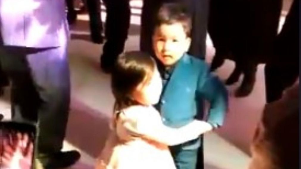 Violenta reacción de un nene que se enojó porque le sacaron a su amiga.