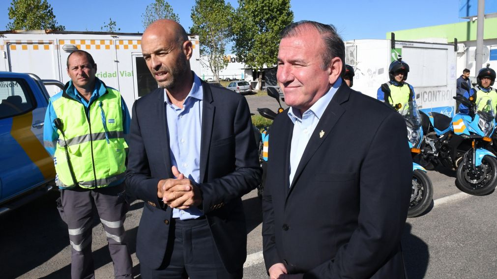 Dietrich y Pérez. Durante la presentación de la aplicación en la autopista Buenos Aires-La Plata. (Télam)