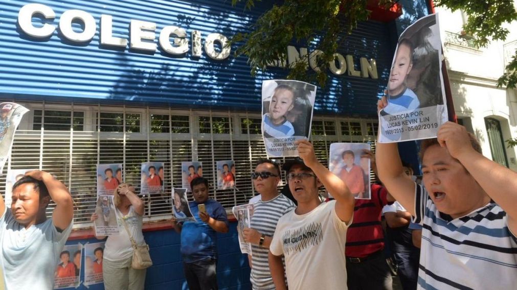 Familiares de la víctima se expresaron frente al colegio.