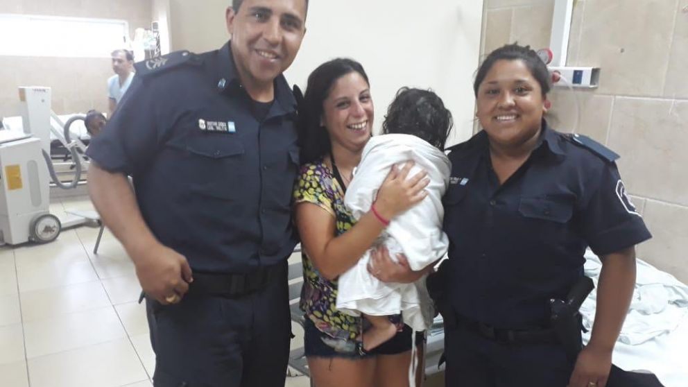 Los héroes junto a la mamá y la nena rescatada.