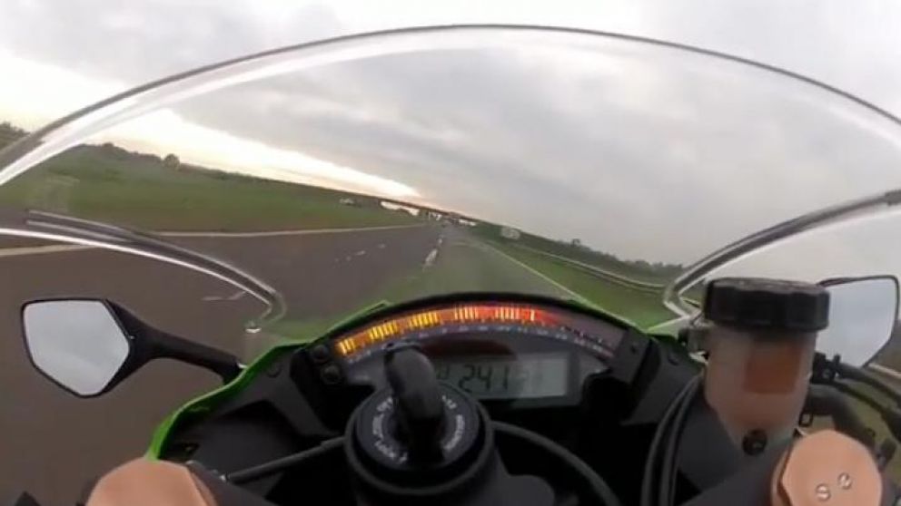 "Loco al manubrio" se filmó pasando autos y haciendo "willy" a más de 300 km/h