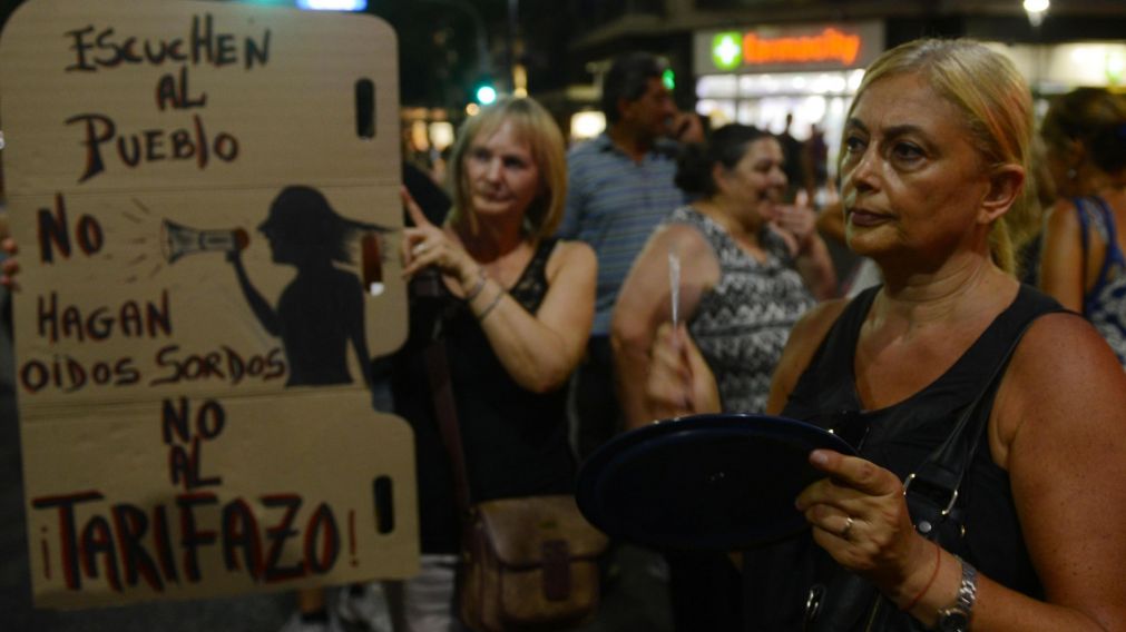 Así dos vecinas expresan su malestar. (Hernán Nersesian / Diario Crónica)