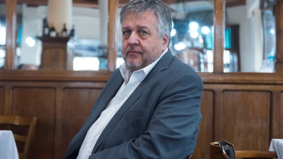 El fiscal fue acusado y se defendió.