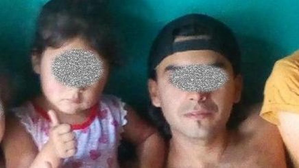 La víctima junto al detenido.