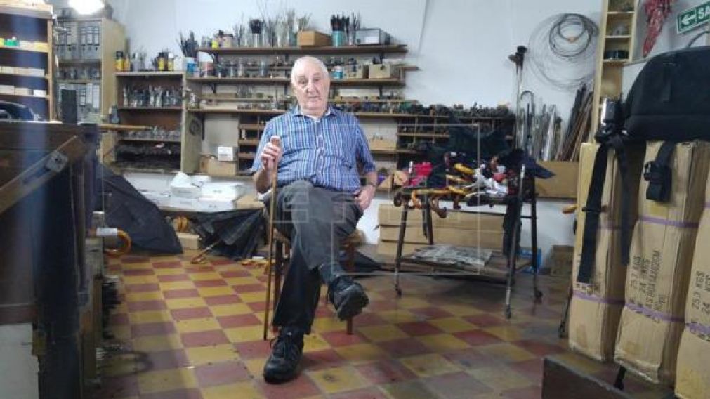 Elías Fernández, un apasionado de los paraguas, en su comercio/taller.