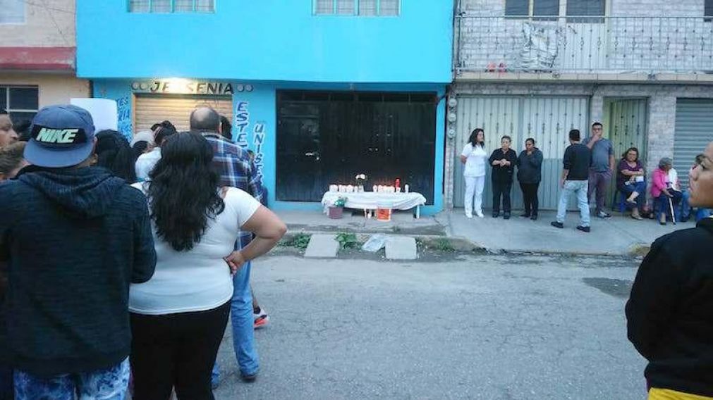 Familiares y allegados de las víctimas rezan en el lugar donde encontraron los cuerpos.