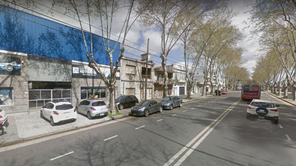 Alerta por poste de luz a punto de desplomarse en Villa Urquiza