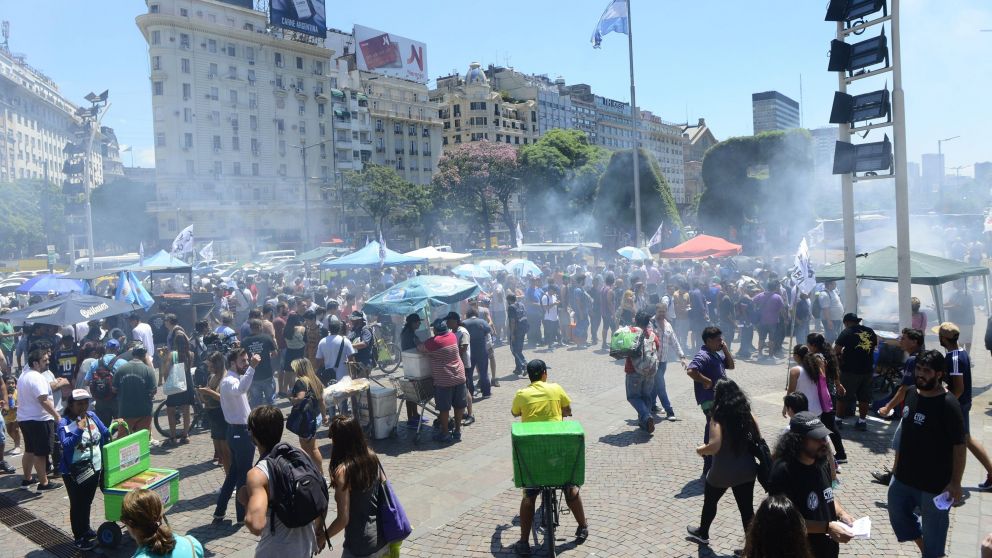 Mucha gente acudió al Obelisco en busca de su choripán (Foto: Jonatan Moreno, Crónica)