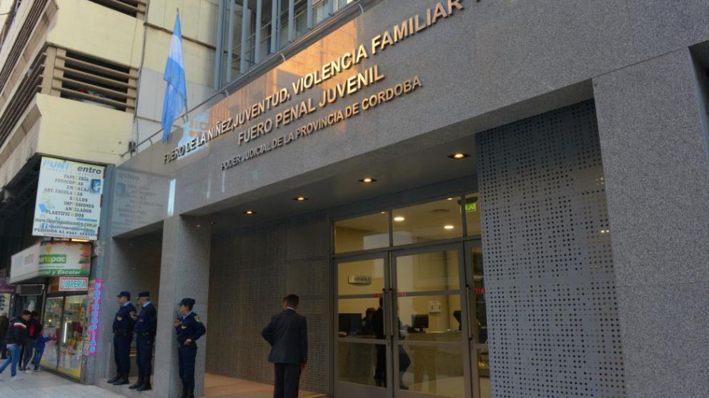 Un taxista alertó de la situación a la policía.