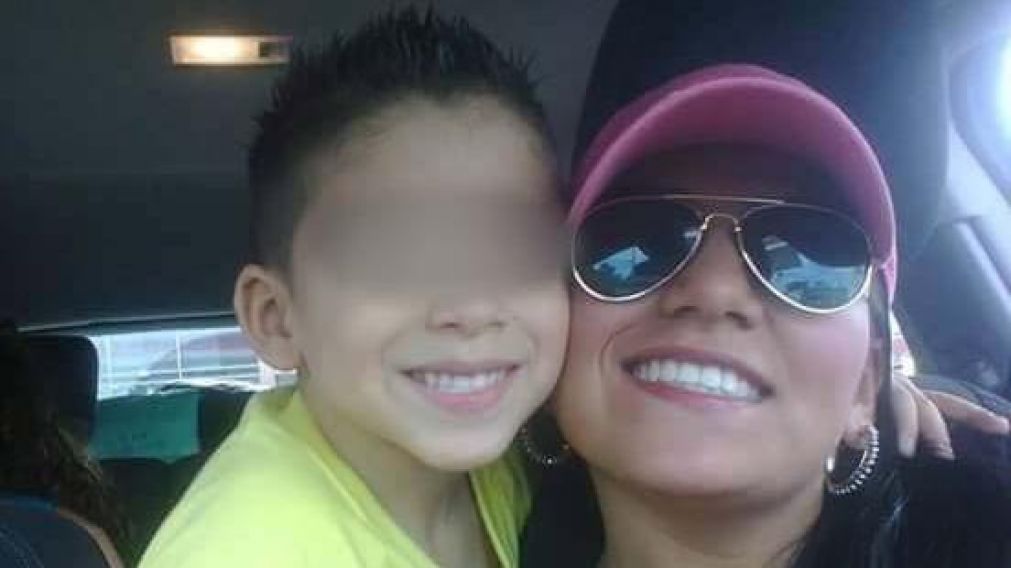 La mujer, que estaba embarazada, no soportó la situación y se arrojó junto a un hijo.