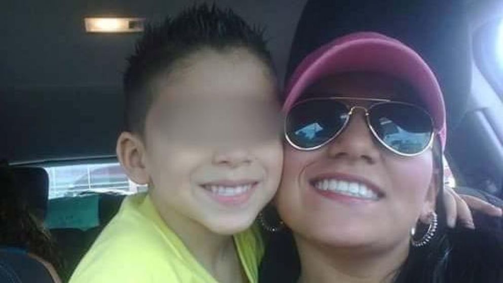 La mujer, que estaba embarazada, no soportó la situación y se arrojó junto a un hijo.