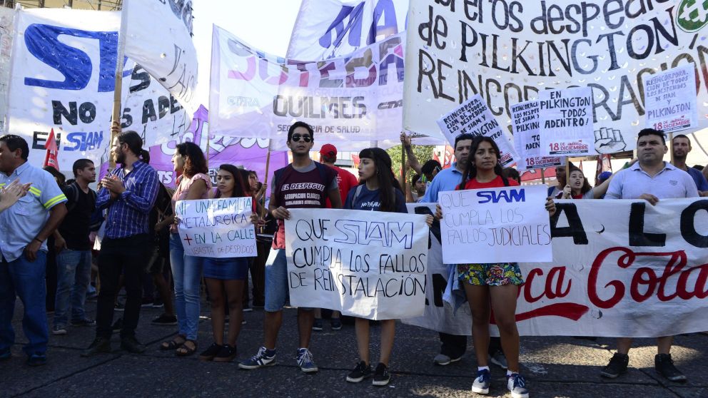 Junto a sus familias. Los trabajadores se movilizaron en Avellaneda. (Jonatan Moreno-Crónica)